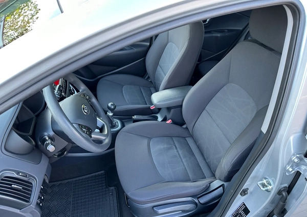 Kia Rio cena 36900 przebieg: 98000, rok produkcji 2017 z Trzebnica małe 667
